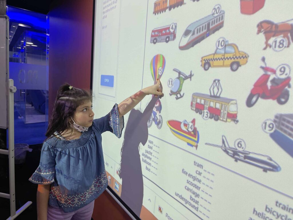 What are the benefits of learning English at an early age?